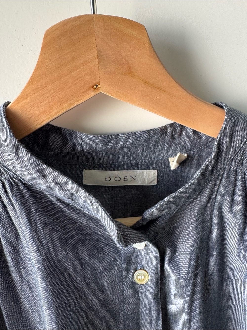 Doen Slate Gray Button-Front Balloon Sleeve Blouse - Picture 4 of 7